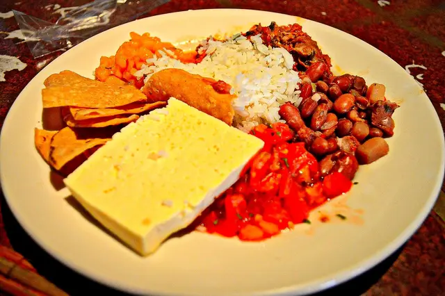 Plato típico con queso frito