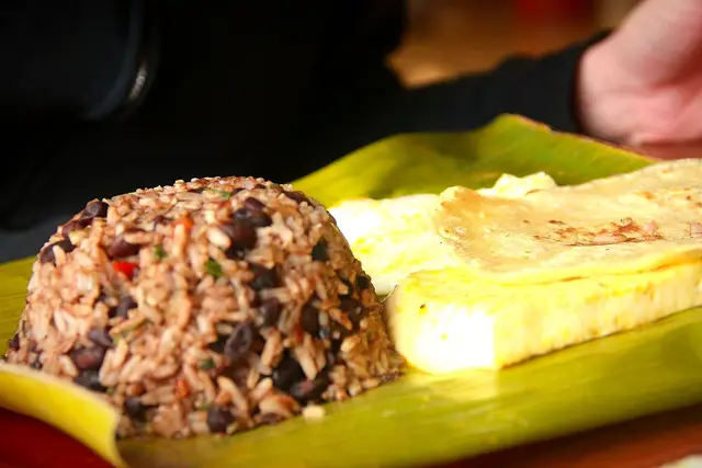 Gallo pinto con natilla